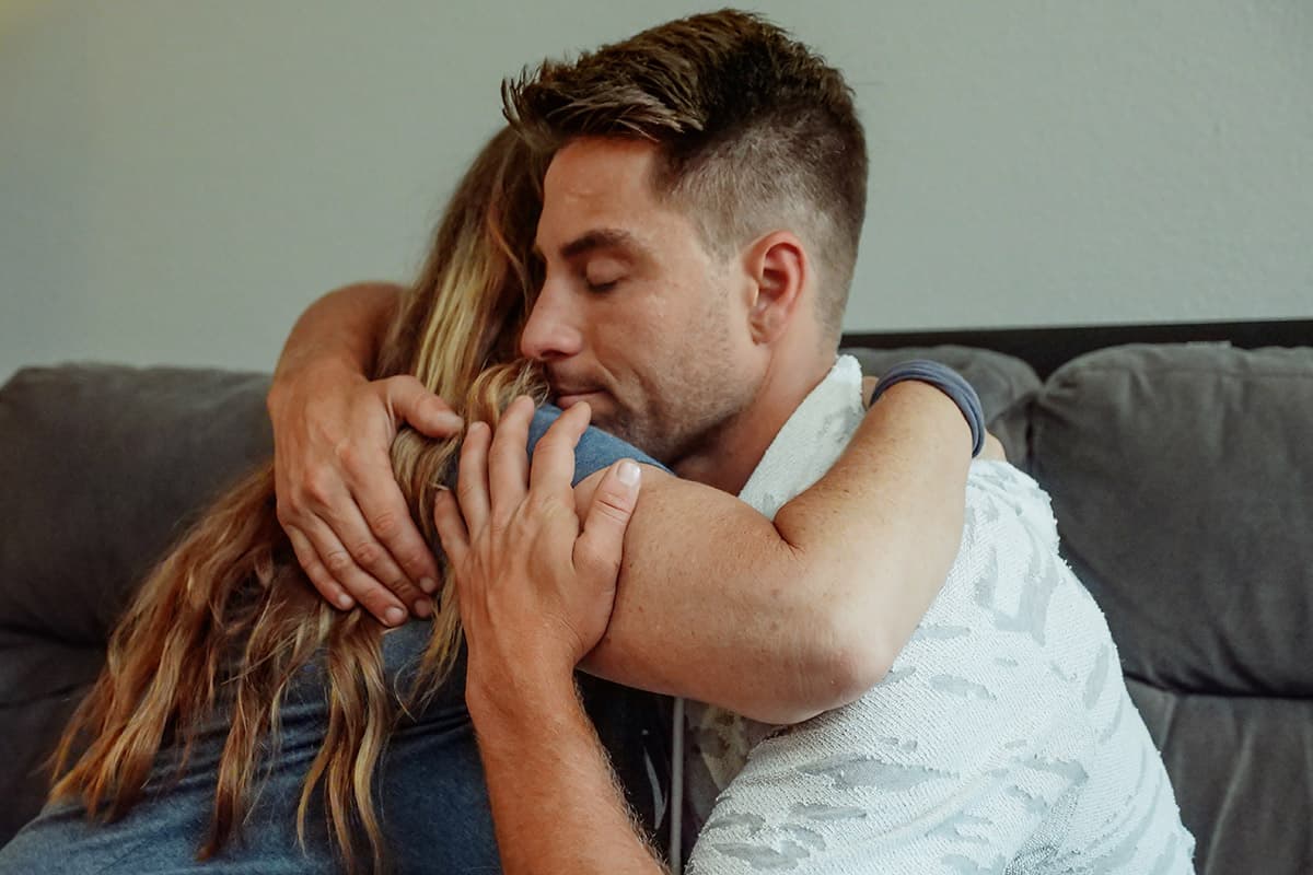 Cover Image for Kako da podržiš svog partnera dok prolazite kroz težak period